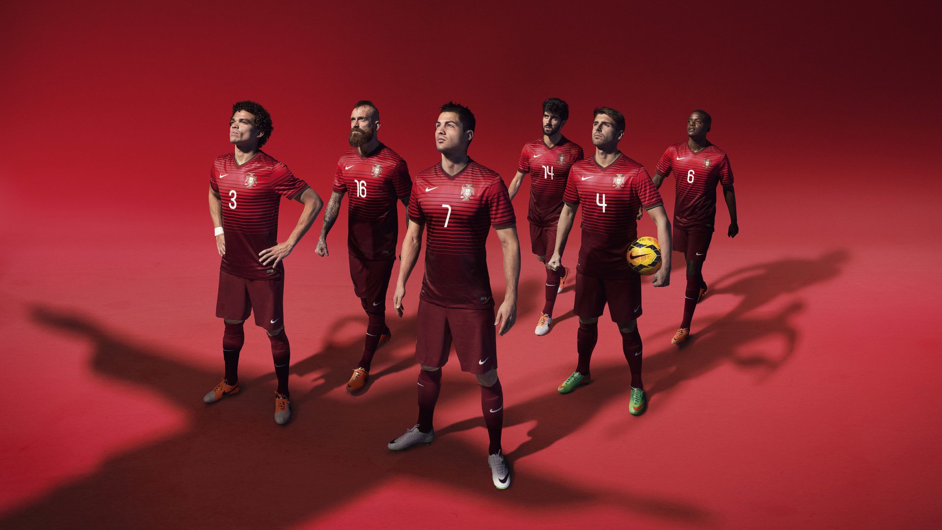 城市夜空激光划水，科技与运动的梦幻结合，夜空中的激光束